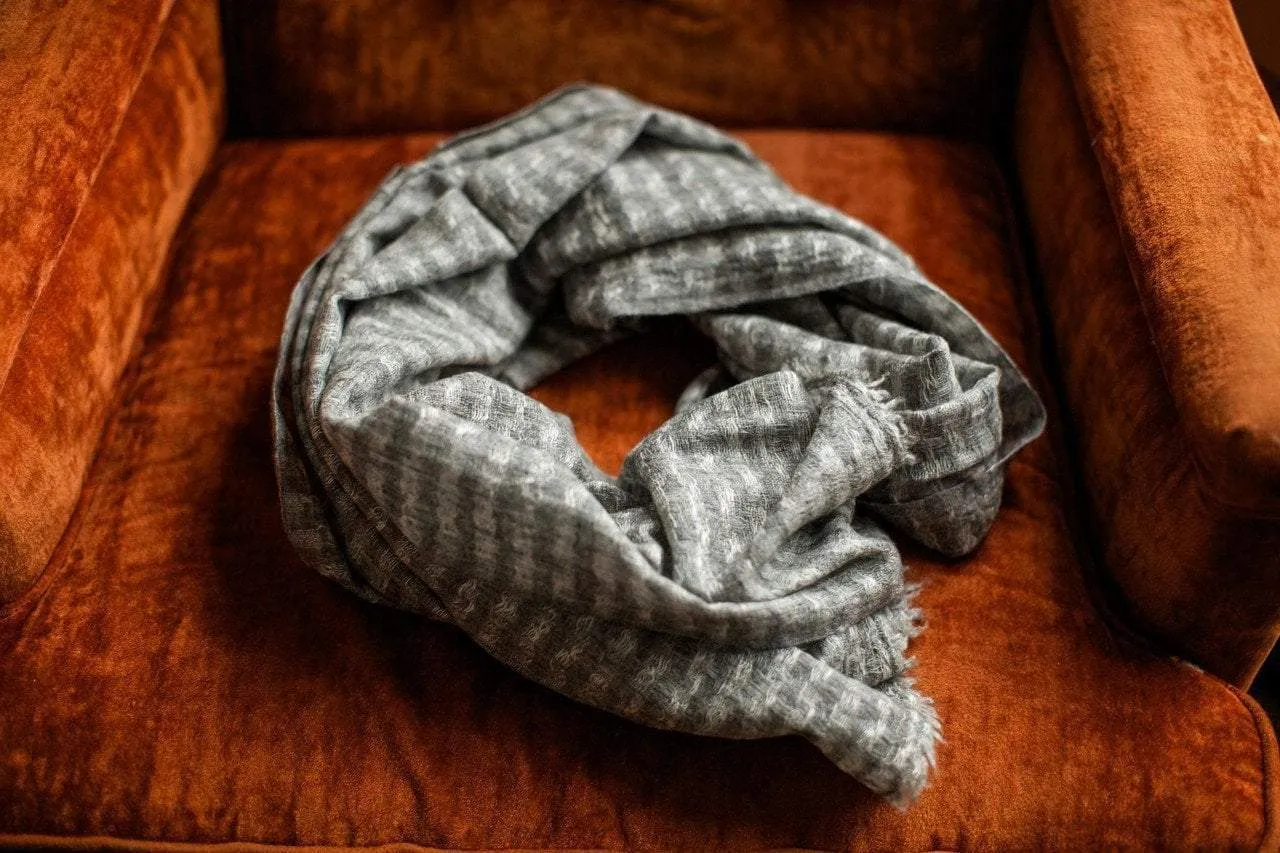 100% Cashmere Scarf in Textured Grey