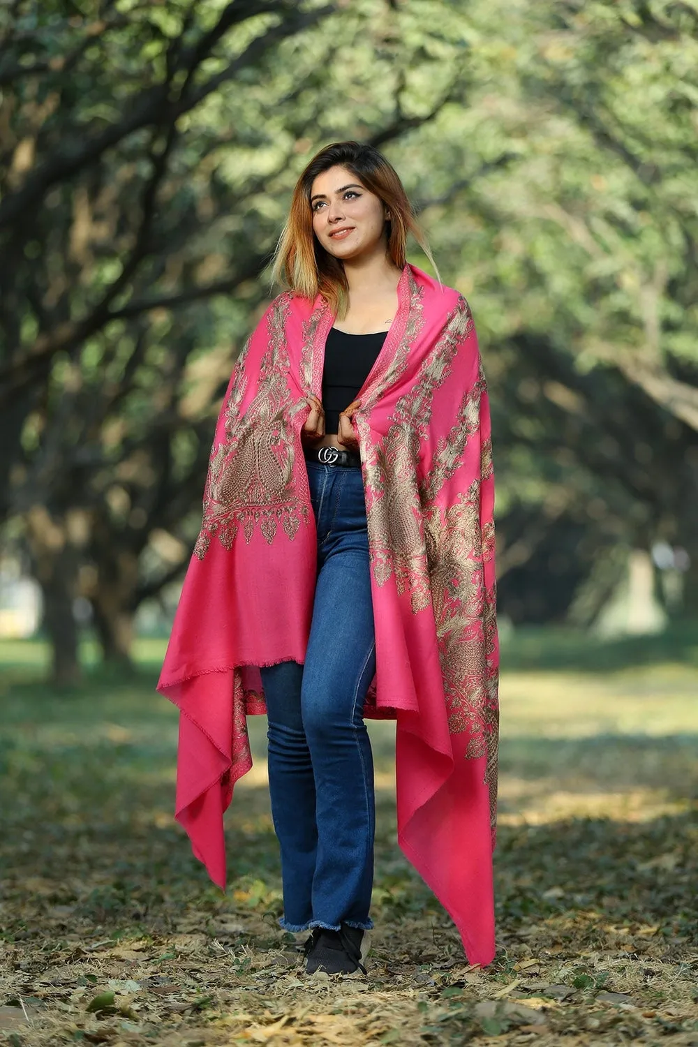 CHARMING SALMON PINK COLOUR SHAWL DEFINES FEMINISM AND ADDS GLAMOUR