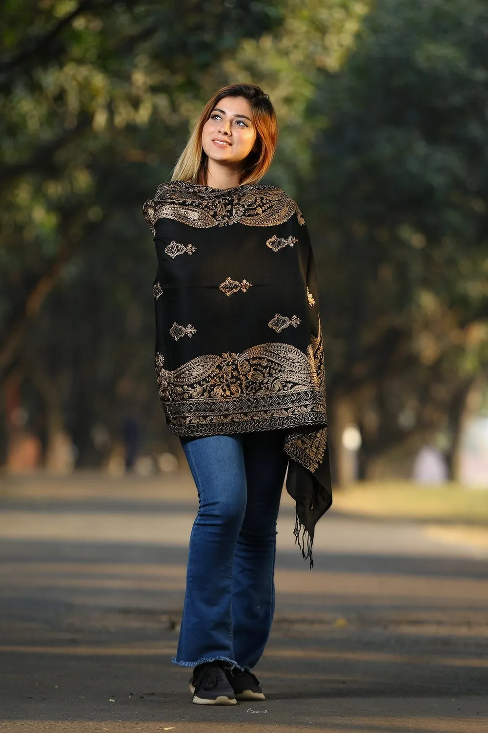 ELEGANT BLACK COLOUR KASHMIRI  STOLE WITH CLASSY SWAROVSKI WORK DEFINES FEMINISM AND ENHANCES SOPHISTICATION