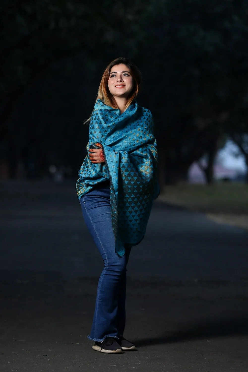 MARINE AQUA BLUE COLOUR FINE WOOL PYRAMID PATTERN SHAWL DEFINES FEMINISM AND ENHANCES SOPHISTICATION