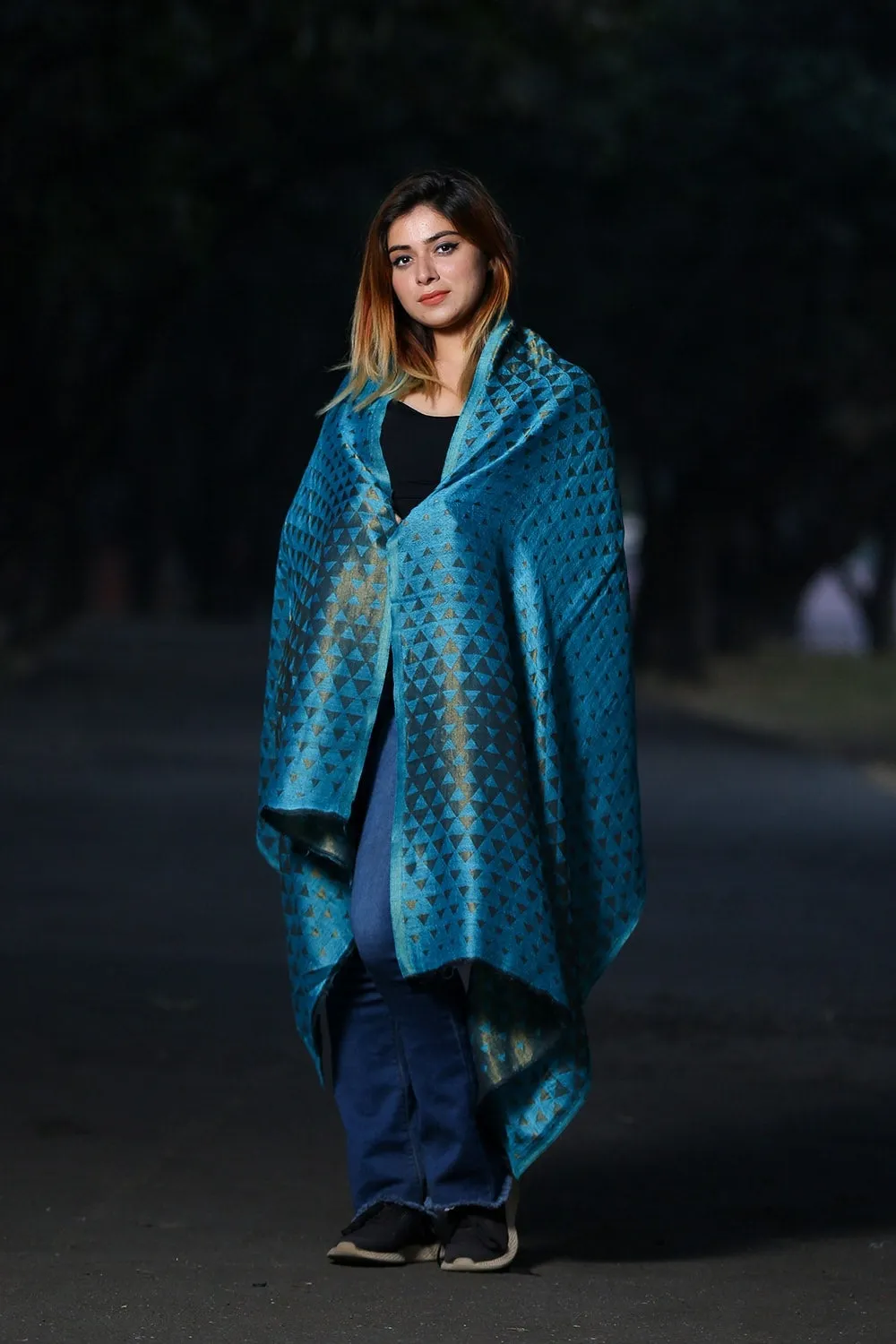 MARINE AQUA BLUE COLOUR FINE WOOL PYRAMID PATTERN SHAWL DEFINES FEMINISM AND ENHANCES SOPHISTICATION