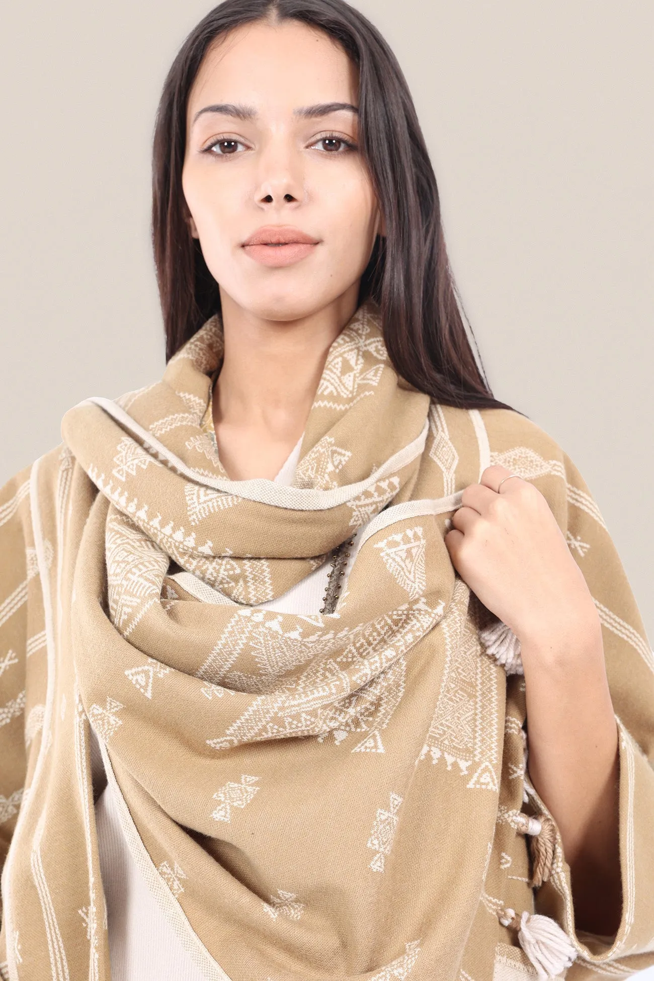 Scarf in patterned jacquard with tassels