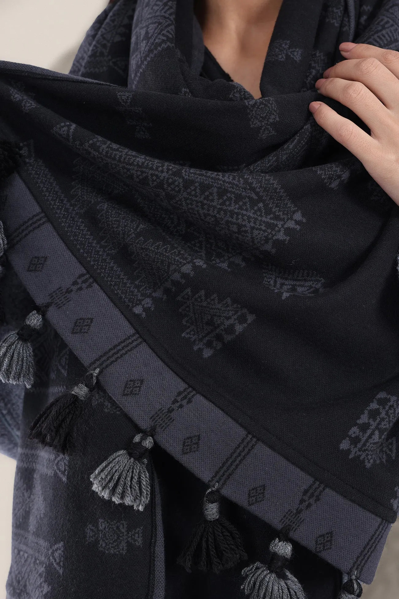 Scarf in patterned jacquard with tassels